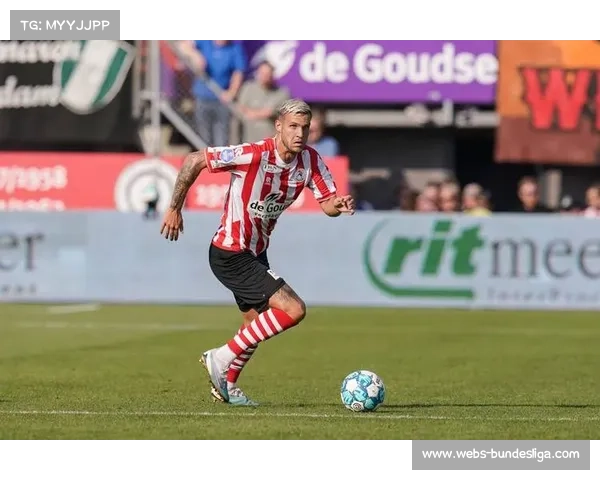 埃因霍温7秒钟完成快速反击 奥林匹亚科斯防线遭遇严峻考验 埃因霍温7秒钟完成快速反击 奥林匹亚科斯防线遭遇严峻考验